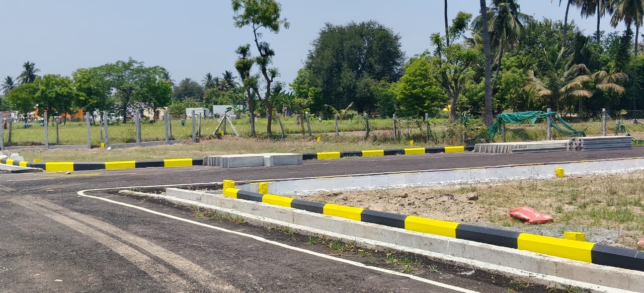 High-grade tar roadway with unobstructed layout views