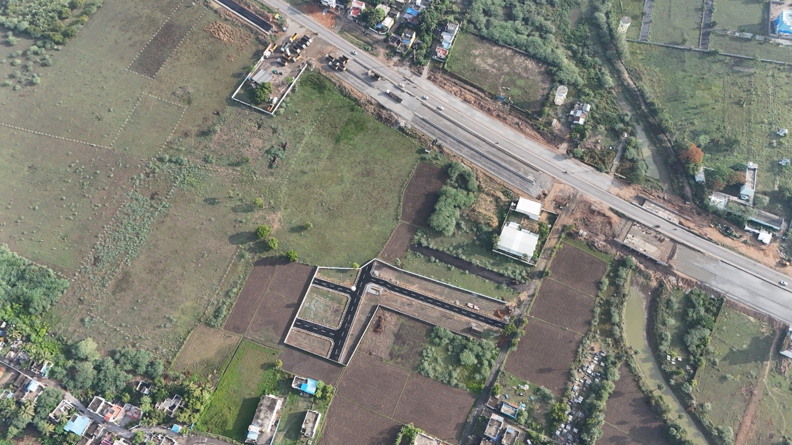 Bird’s-eye perspective of development scale and road network