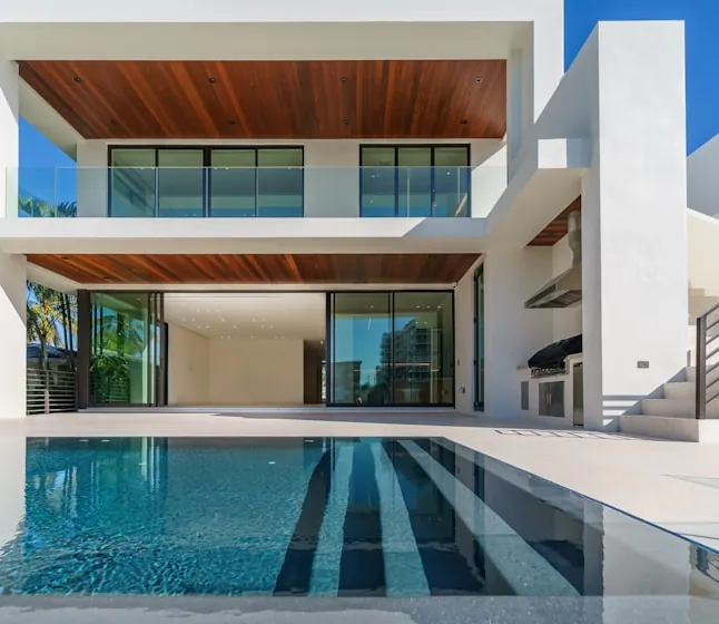 Luxury villas and landscaped residential streets in Padur